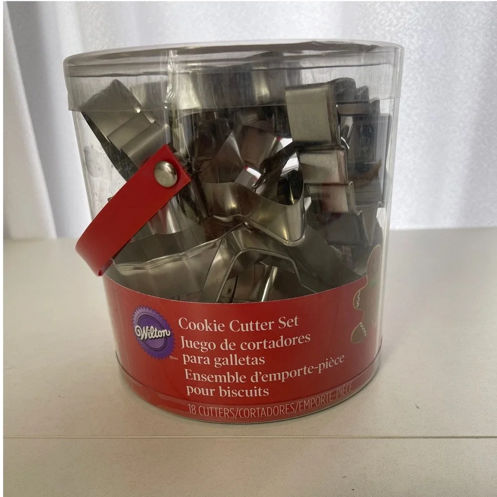 Wilton 18 Piece Metal Holiday Cookie Cutter Set Christmas‎ Shapes Storage Bucket